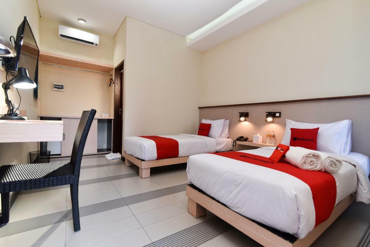 เรดดอร์ซ เนียร์ เลเกียน สตรีท Hotel กูตา ภายนอก รูปภาพ