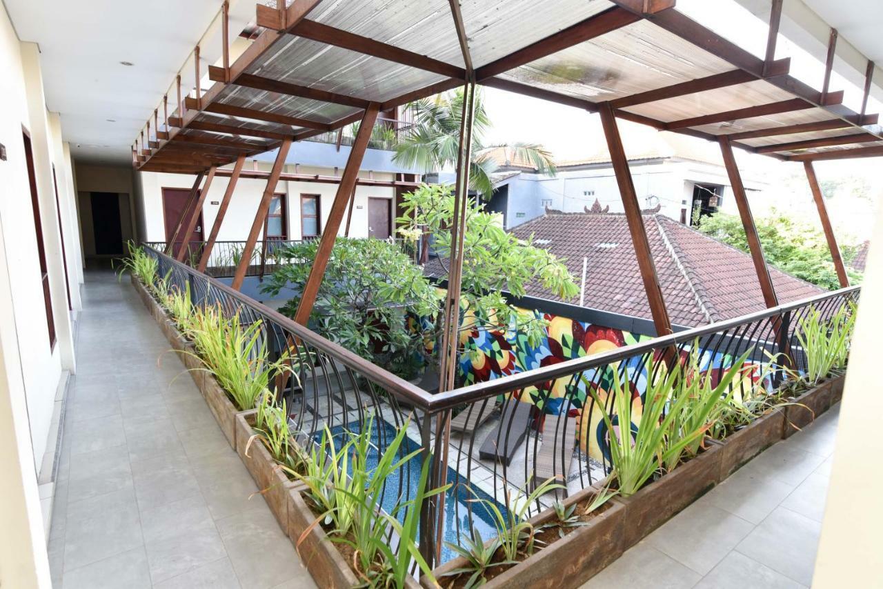 เรดดอร์ซ เนียร์ เลเกียน สตรีท Hotel กูตา ภายนอก รูปภาพ