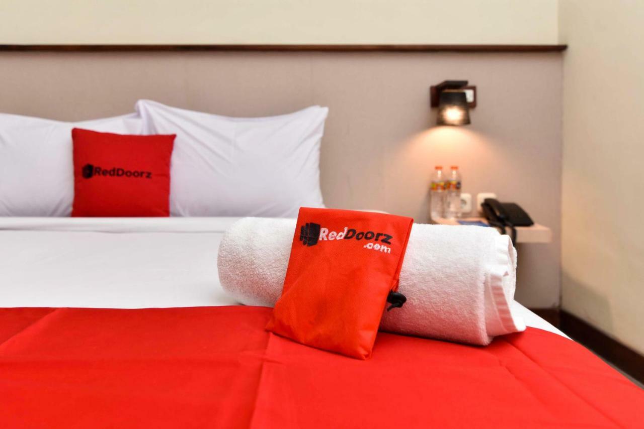 เรดดอร์ซ เนียร์ เลเกียน สตรีท Hotel กูตา ภายนอก รูปภาพ