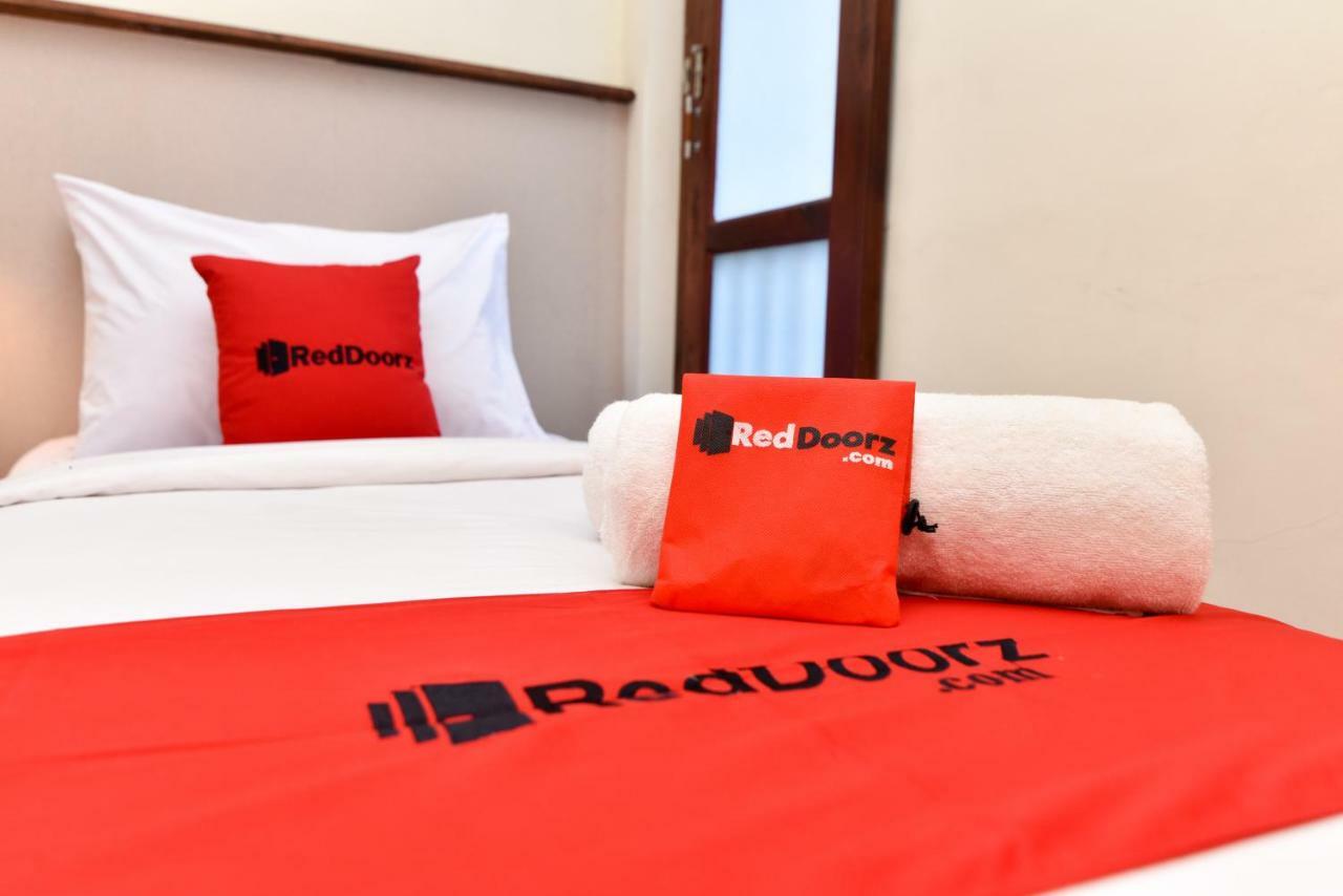 เรดดอร์ซ เนียร์ เลเกียน สตรีท Hotel กูตา ภายนอก รูปภาพ
